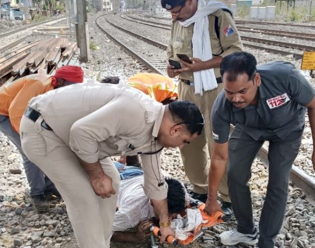 ट्रेन से गिरा जख्मी यात्री जिला अस्पताल में भर्ती