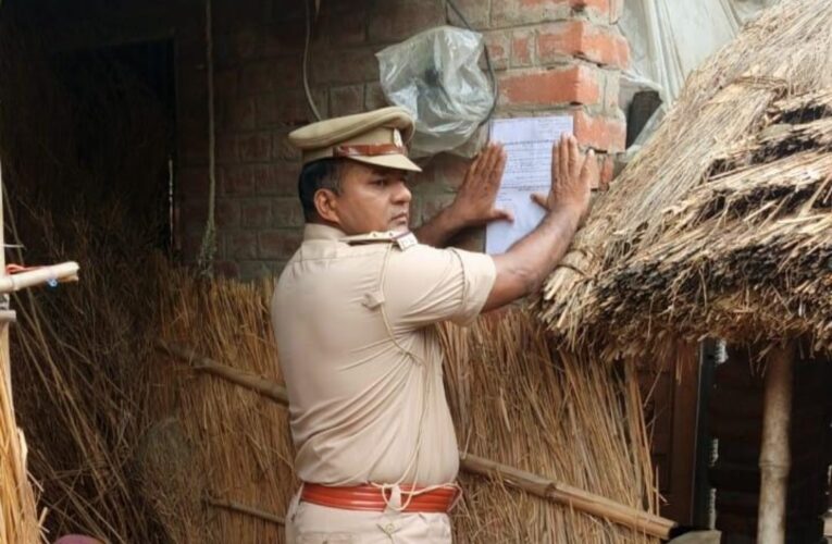 वांछित अभियुक्तों के विरुद्ध मुनादी के बाद नोटिस चस्पा