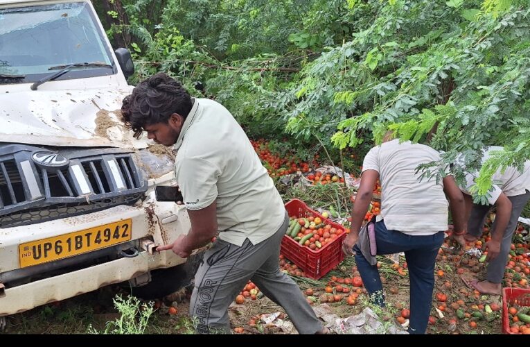 अनियंत्रित पिकअप के पलटने से बिखर गयीं सब्जियां 