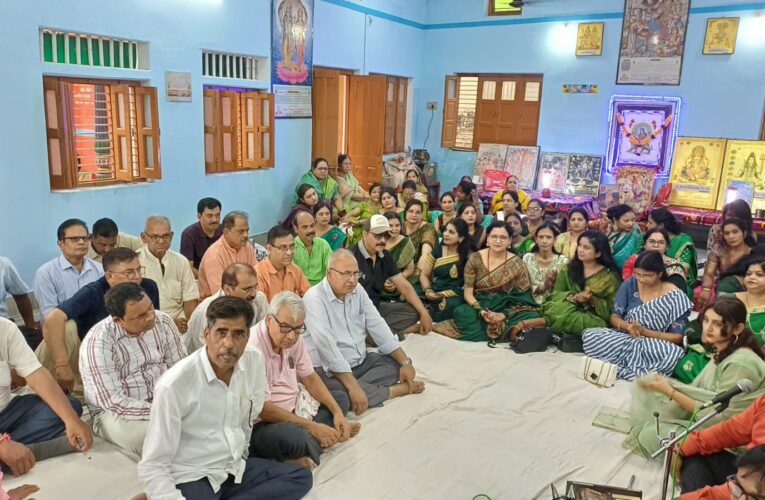 कइसे खेले जइबू सावन में कजरिया, बदरिया घिर आइल सजनी