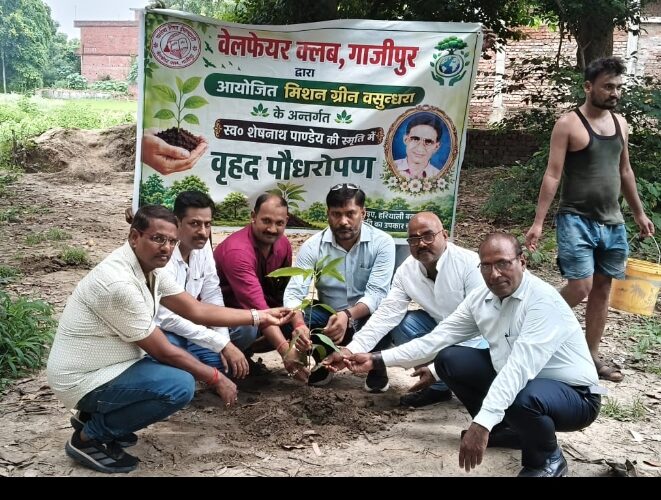 वेलफेयर क्लब ने स्व. शेषनाथ पांडेय की स्मृति में किया पौधारोपण