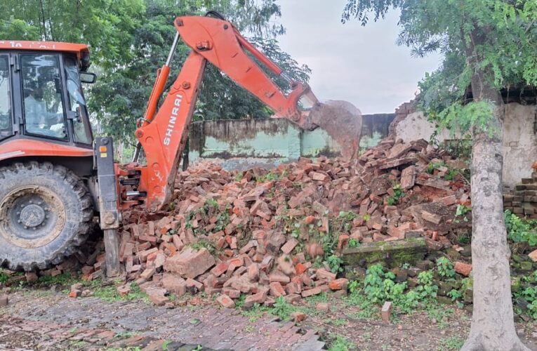 नब्बे वर्ष पुराने अनुदानित संस्कृत महाविद्यालय के भवन को प्रशासन ने गिराया