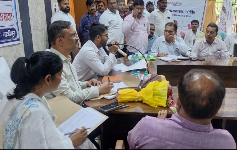 कायाकल्प योजना की  समीक्षा बैठक में सम्बन्धित कर्मचारियों की लगी क्लास