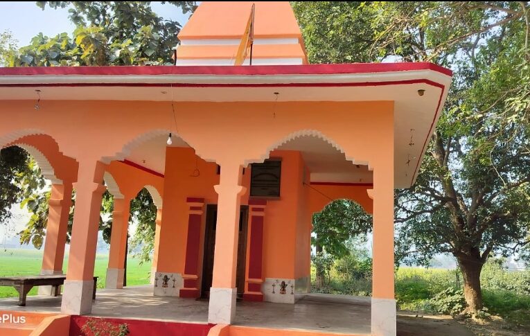 मन्दिर से चोरों ने उड़ाए घंटे 