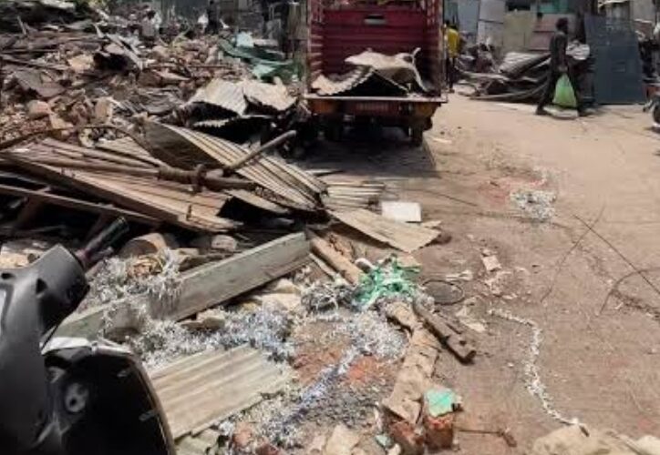 मुख्यमंत्री के आदेश पर रास्ते से हटा अतिक्रमण