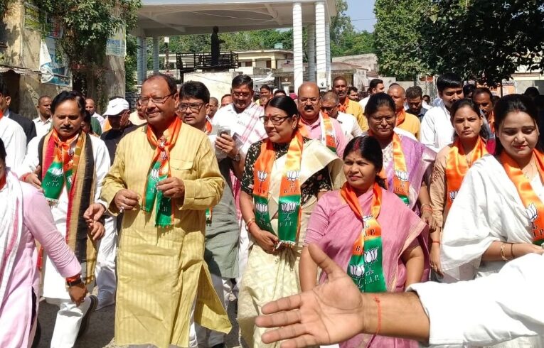 भाजपा प्रत्याशी डॉ. केदारनाथ सिंह ने अधिवक्ता मतदाताओं से किया जनसंपर्क